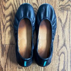 Tieks matte black leather women’s flats, size 8. Good used condition.